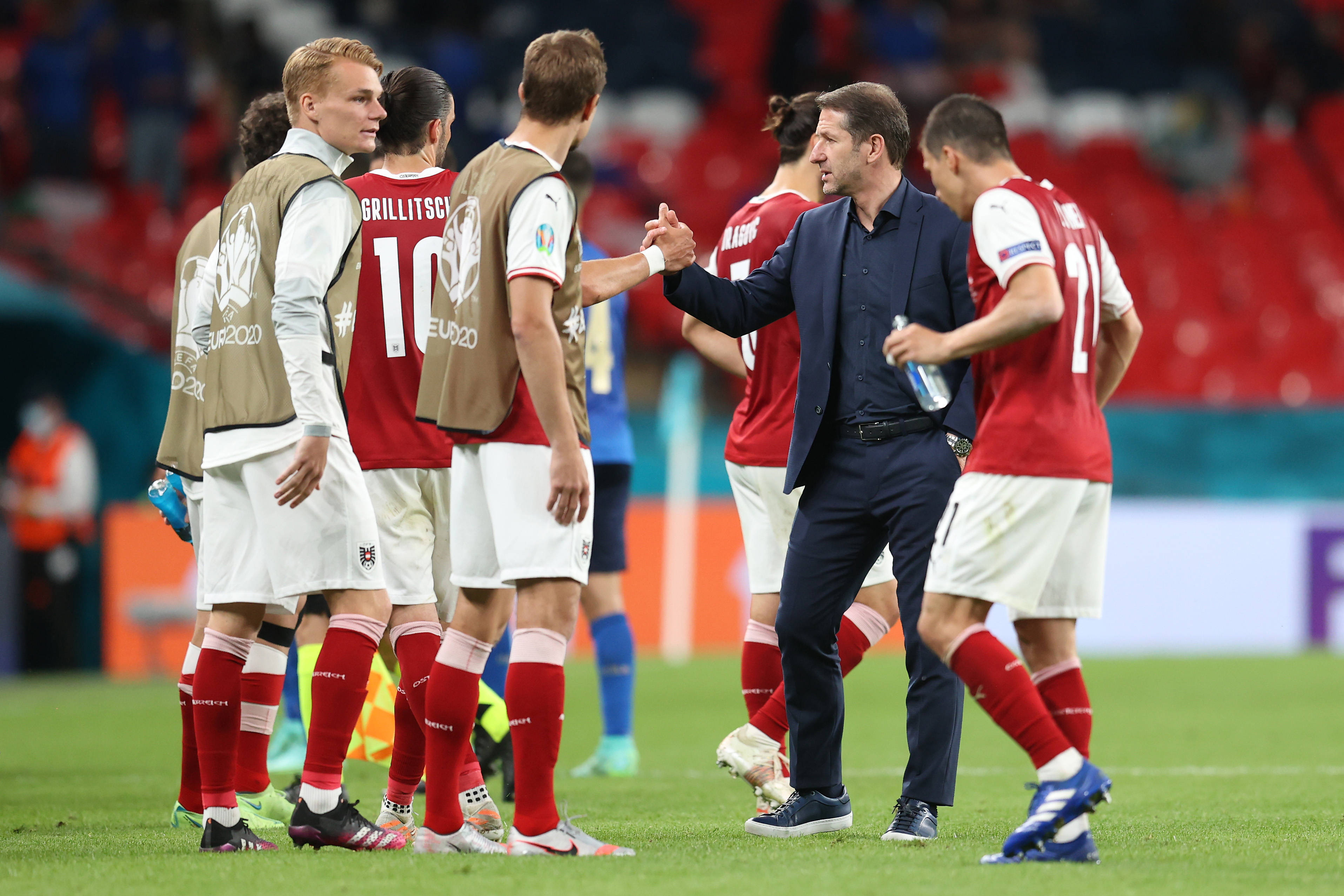 半岛体育入口-欧国联比赛历史对决再现，球队争夺霸主之位